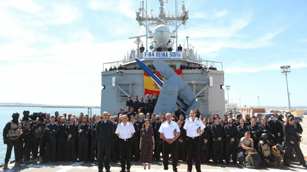 La ministra de Defensa, Margarita Robles, posa con la tropa durante la visita a la fragata 'Reina Sofía'.