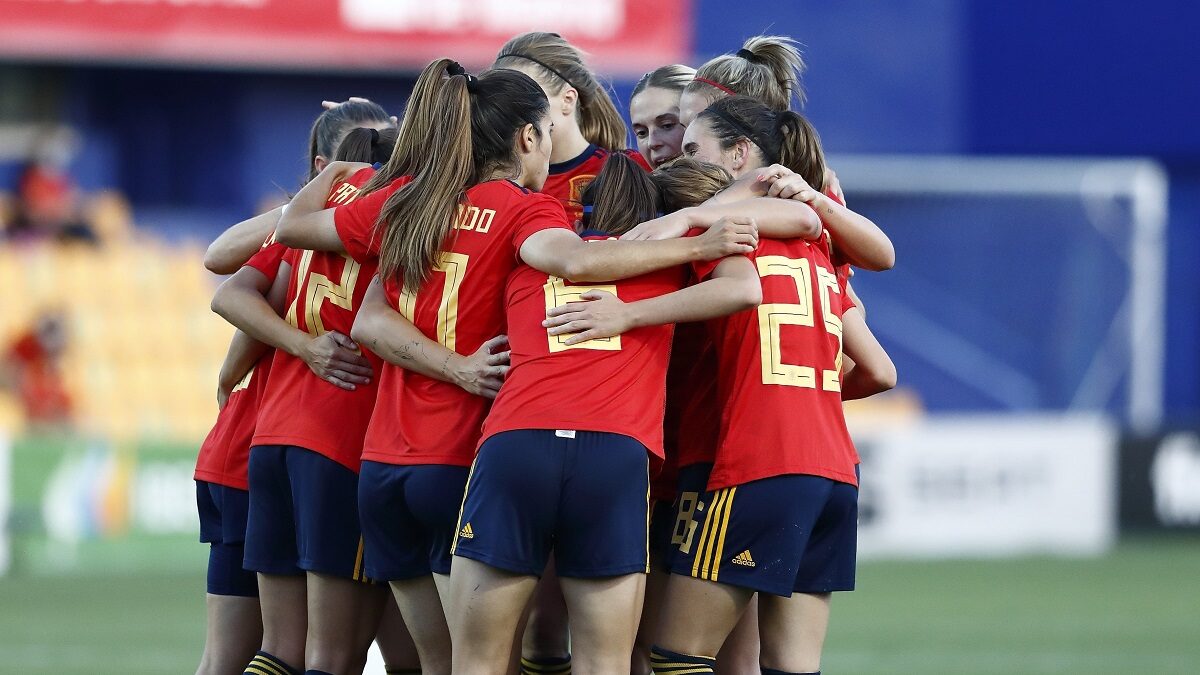 La selección de fútbol femenina firma un acuerdo "histórico" para la igualdad económica con la masculina