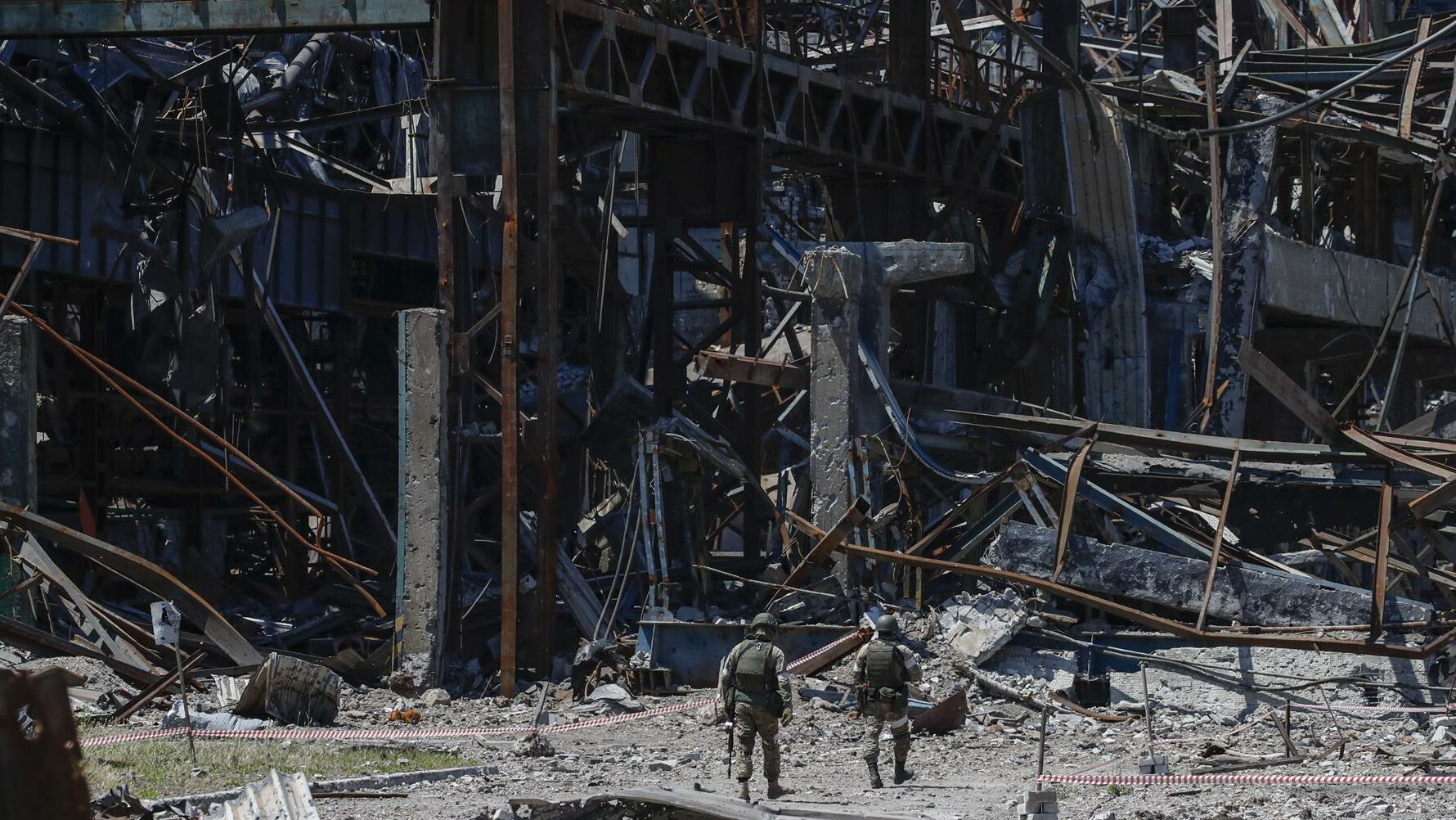 Soldados rusos inspeccionan la zona de la planta de Azovstal, en Mariúpol (Ucrania)