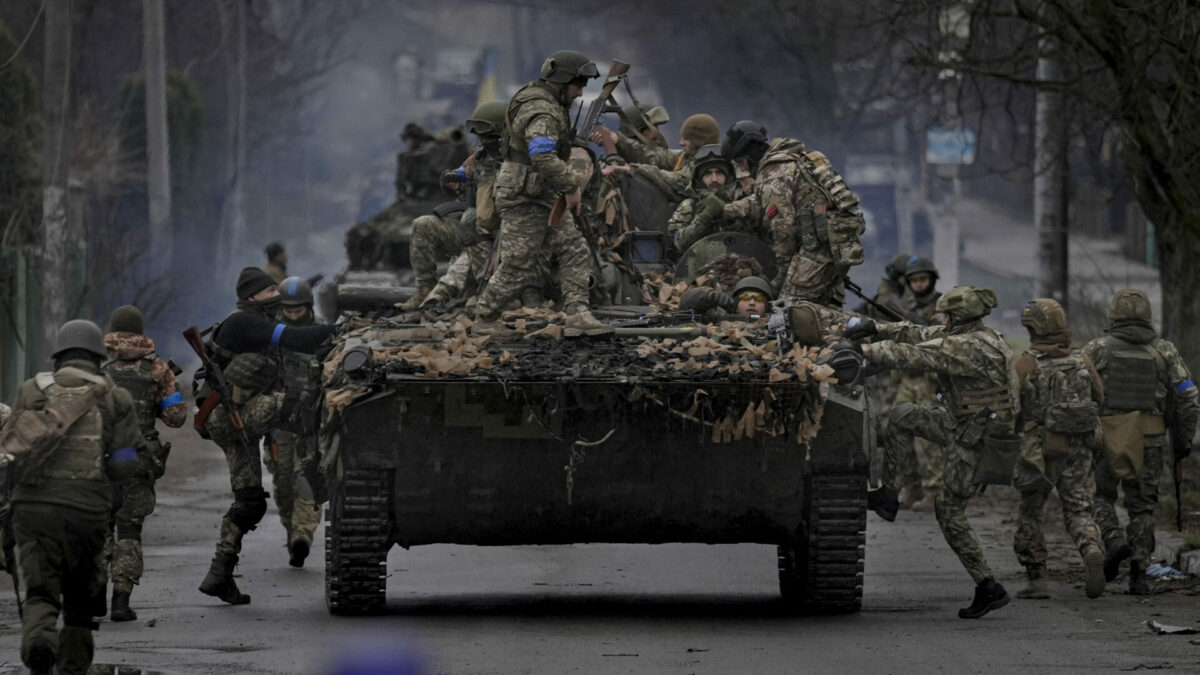Soldados ucranianos en Bucha (Ucrania)