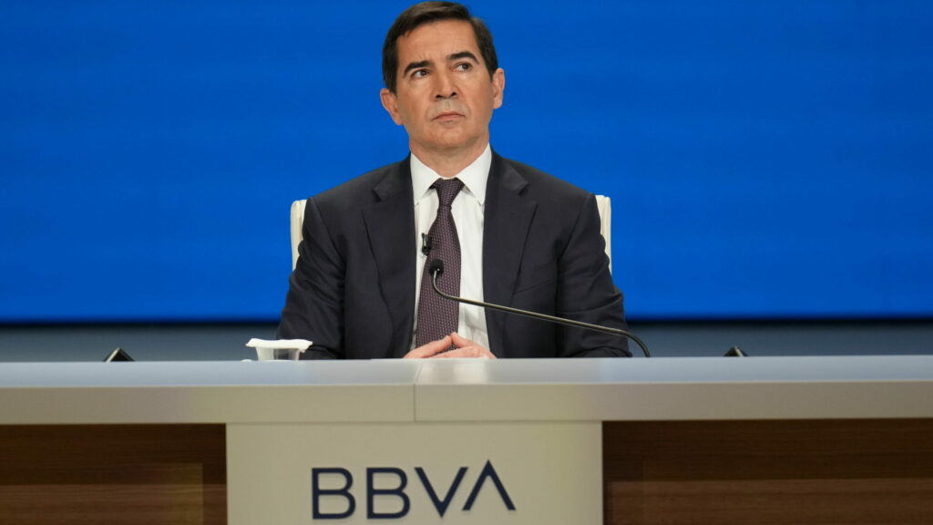 Más presión para Torres: Moncloa endurecerá su bloqueo a la opa de BBVA si Escrivá llega al Banco de España