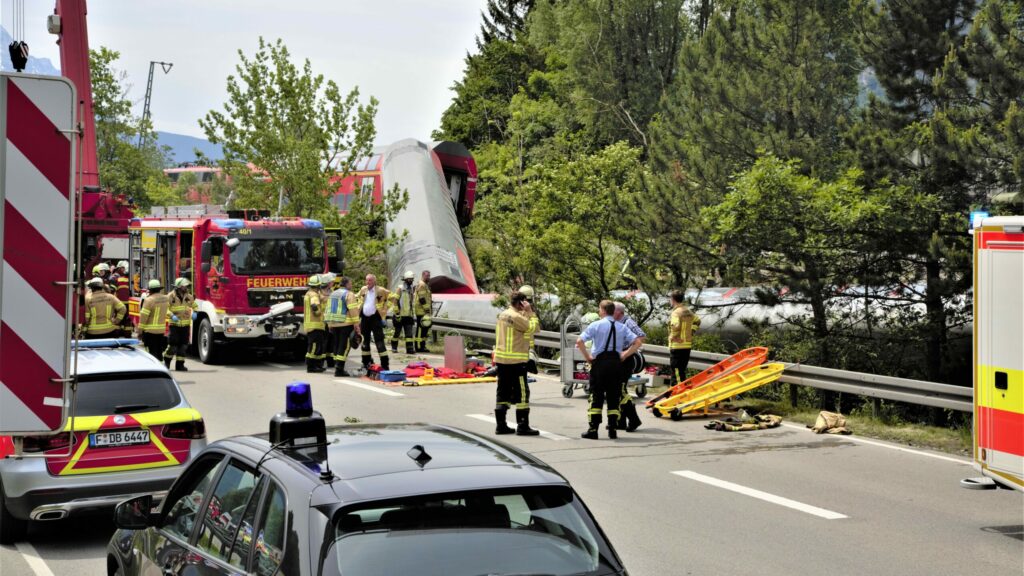 Al menos tres personas mueren y 60 resultan heridas al descarrilar un tren en Alemania