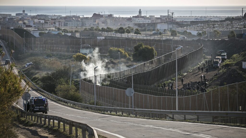 Unos 400 inmigrantes entran en Melilla tras saltar la valla fronteriza con Marruecos