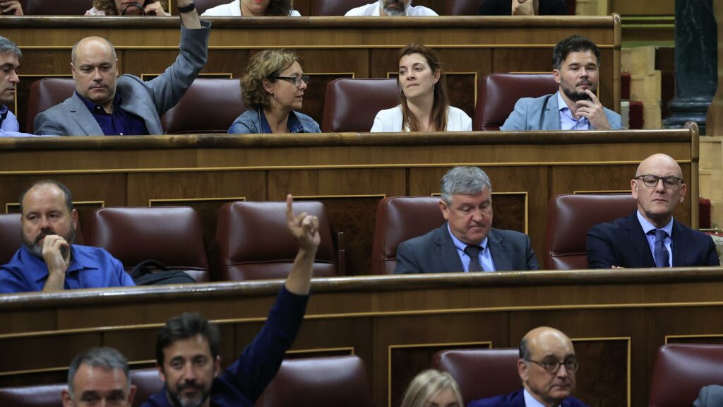 El PSOE saca adelante la ley para abolir la prostitución con apoyo del PP y otra vez sin sus socios