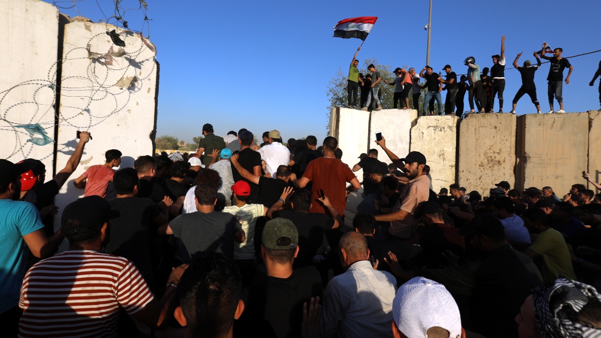 Tensión en Irak: una multitud de manifestantes vuelven a asaltar el Parlamento