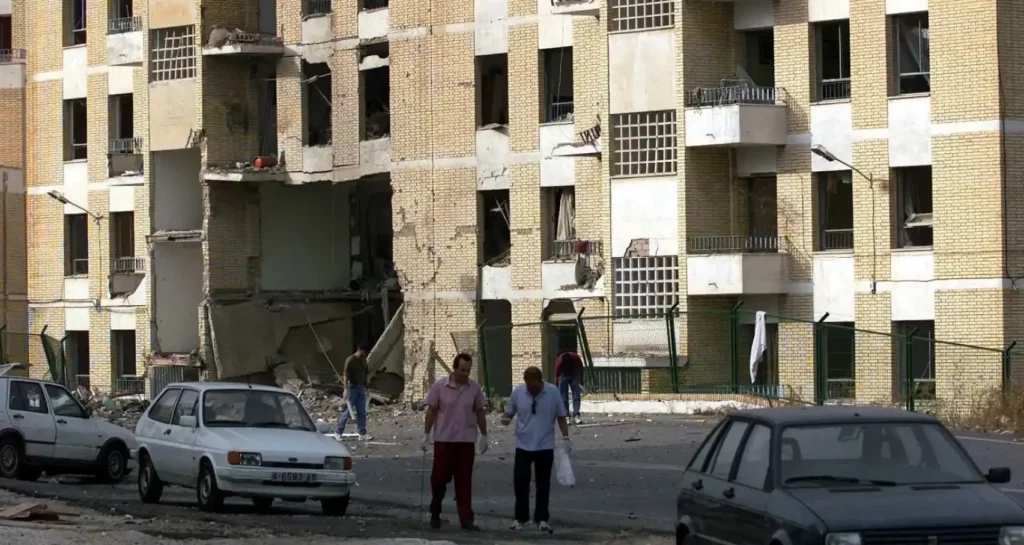 Imagen de los destrozos provocados por el atentado de ETA en Santa Pola. EFE.