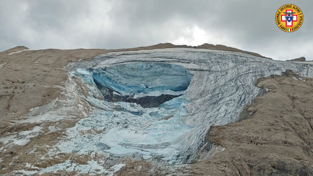 Al menos seis muertos tras el desprendimiento de un glaciar en los Alpes italianos