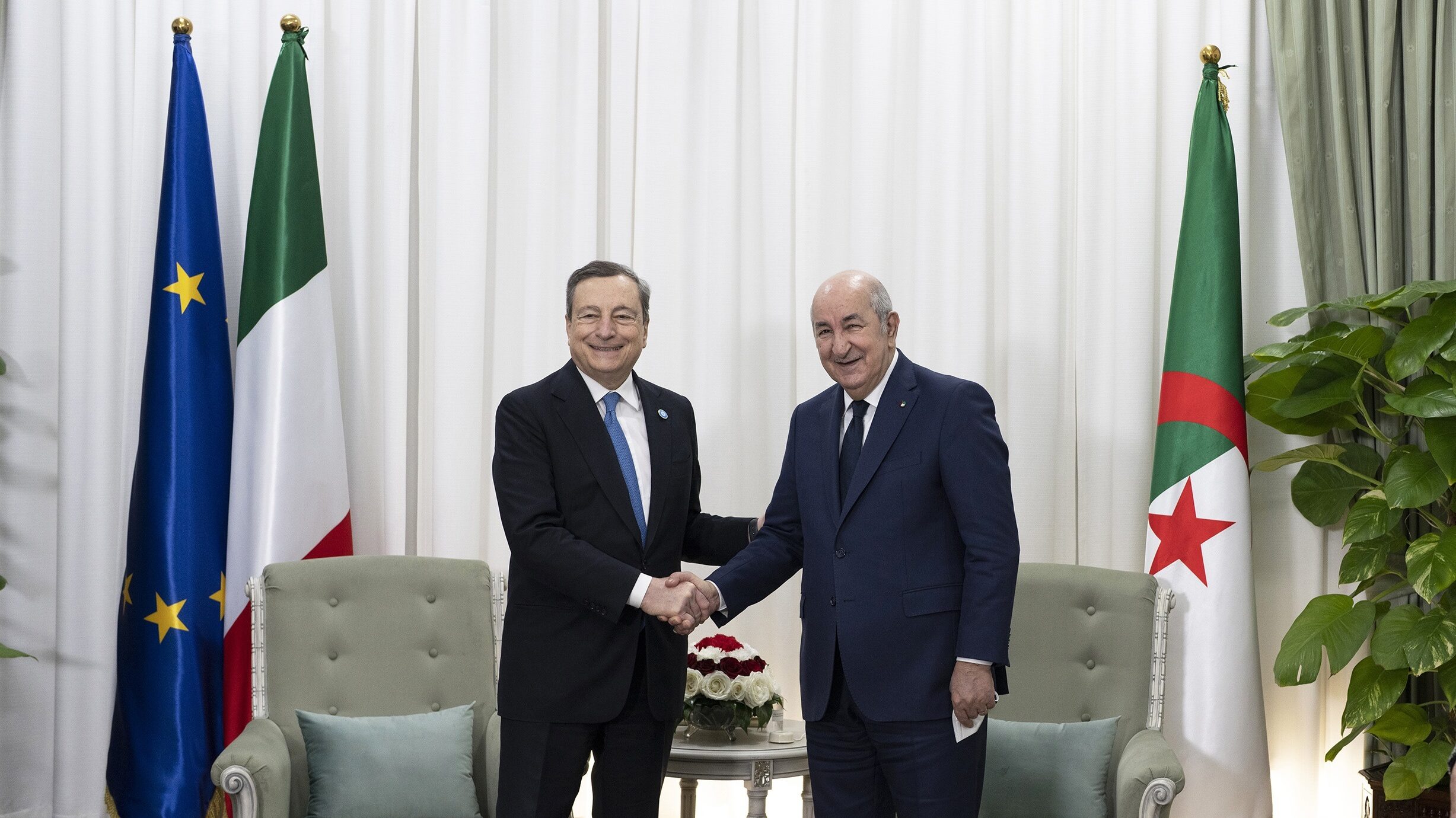 El primer ministro italiano, Mario Draghi, saluda al primer ministro argelino