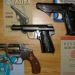 En la parte inferior izquierda, el revólver Astra Cádix 250 que hasta ahora usaban los agentes de paisano de la Policía Nacional