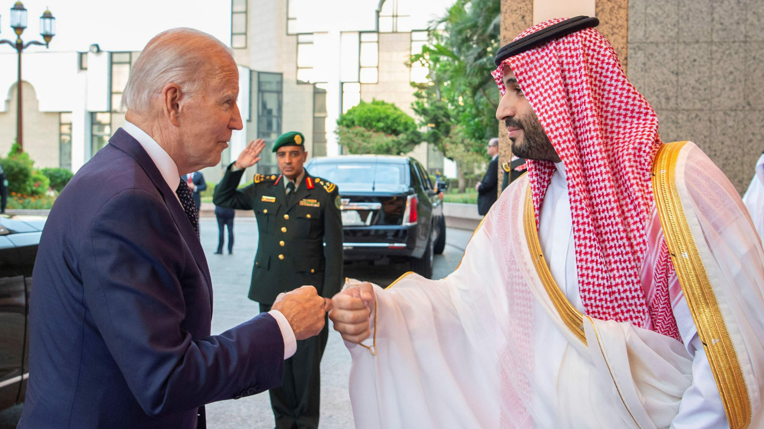 Saludo entre Joe Biden y Mohamed bin Salmán