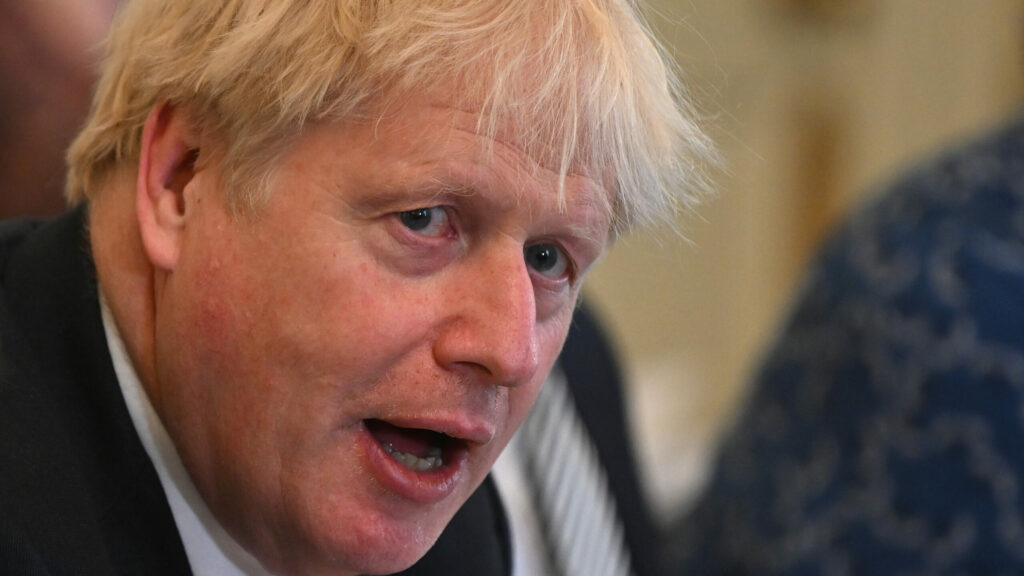 Dimiten dos ministros de Johnson por desacuerdos con el presidente