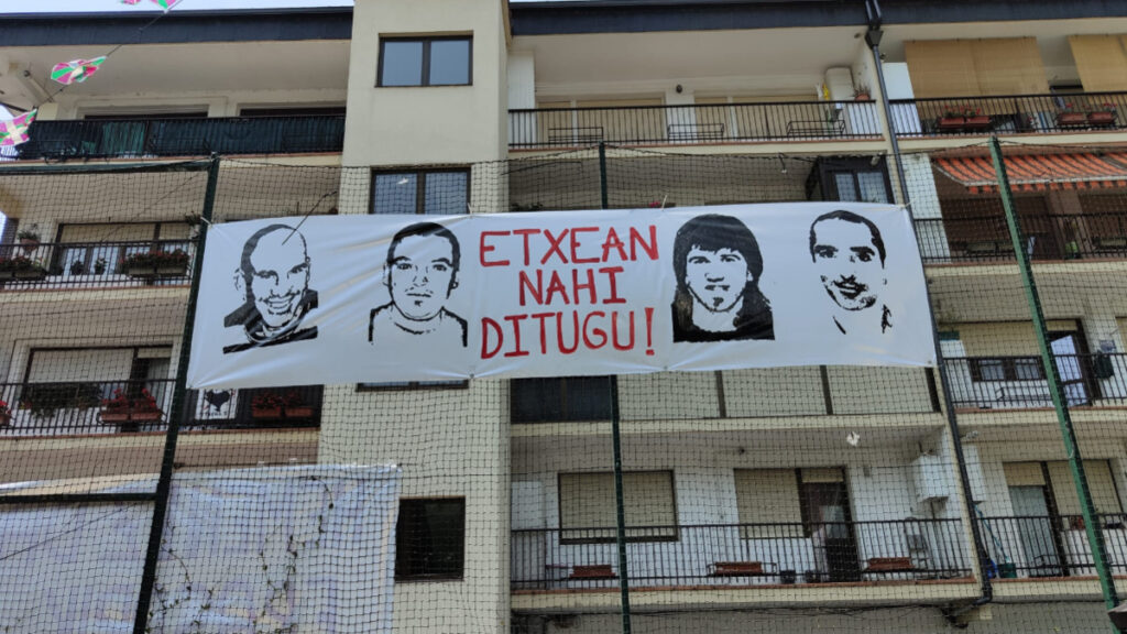 Denuncian que un colegio vasco exhibe una pancarta a favor de asesinos de ETA