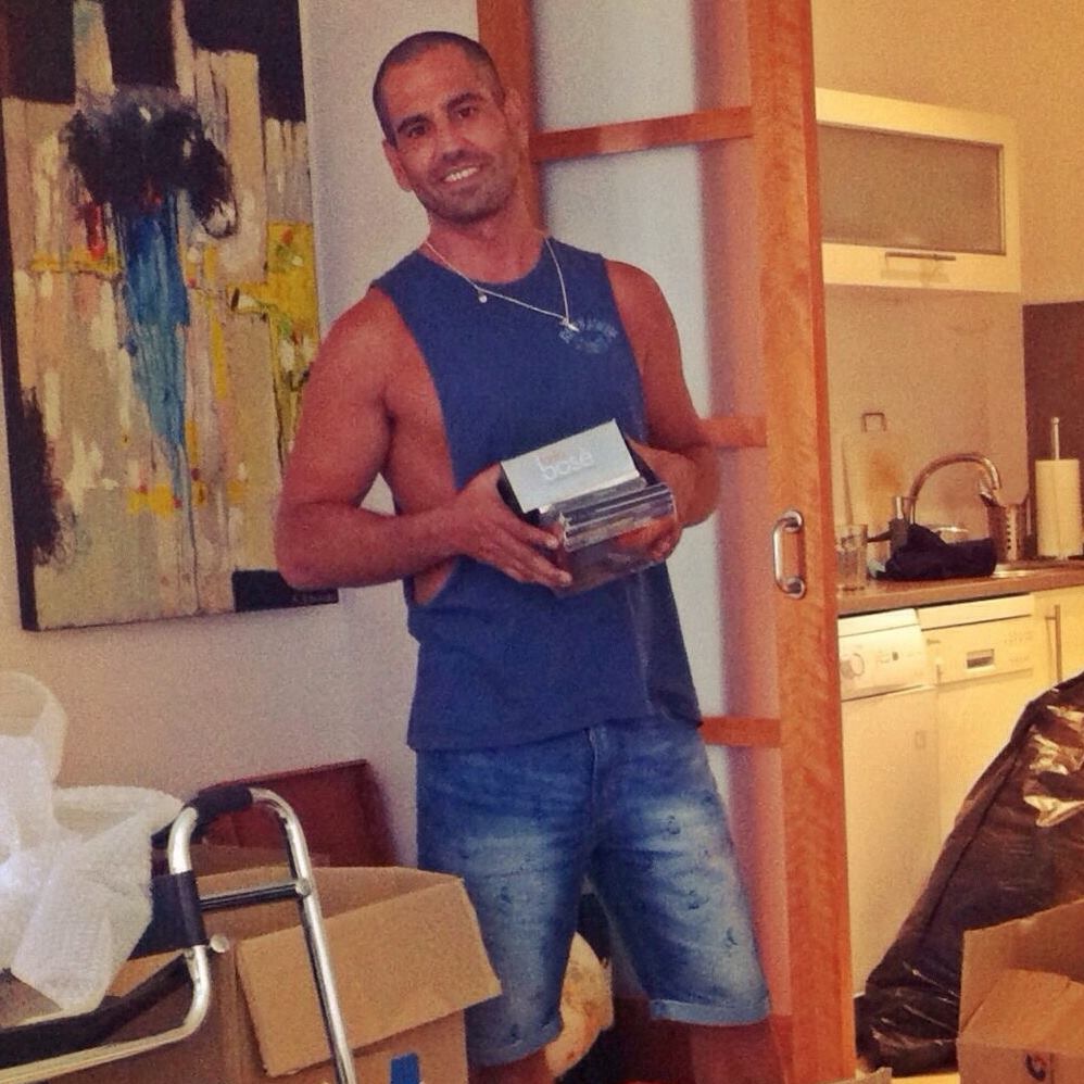 Cristian Villela, pareja de Nacho Palau, con una caja en la que pone Bosé y unos discos