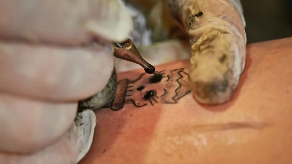 Detectan 12 casos de viruela del mono vinculados a un negocio tatuajes en Cádiz