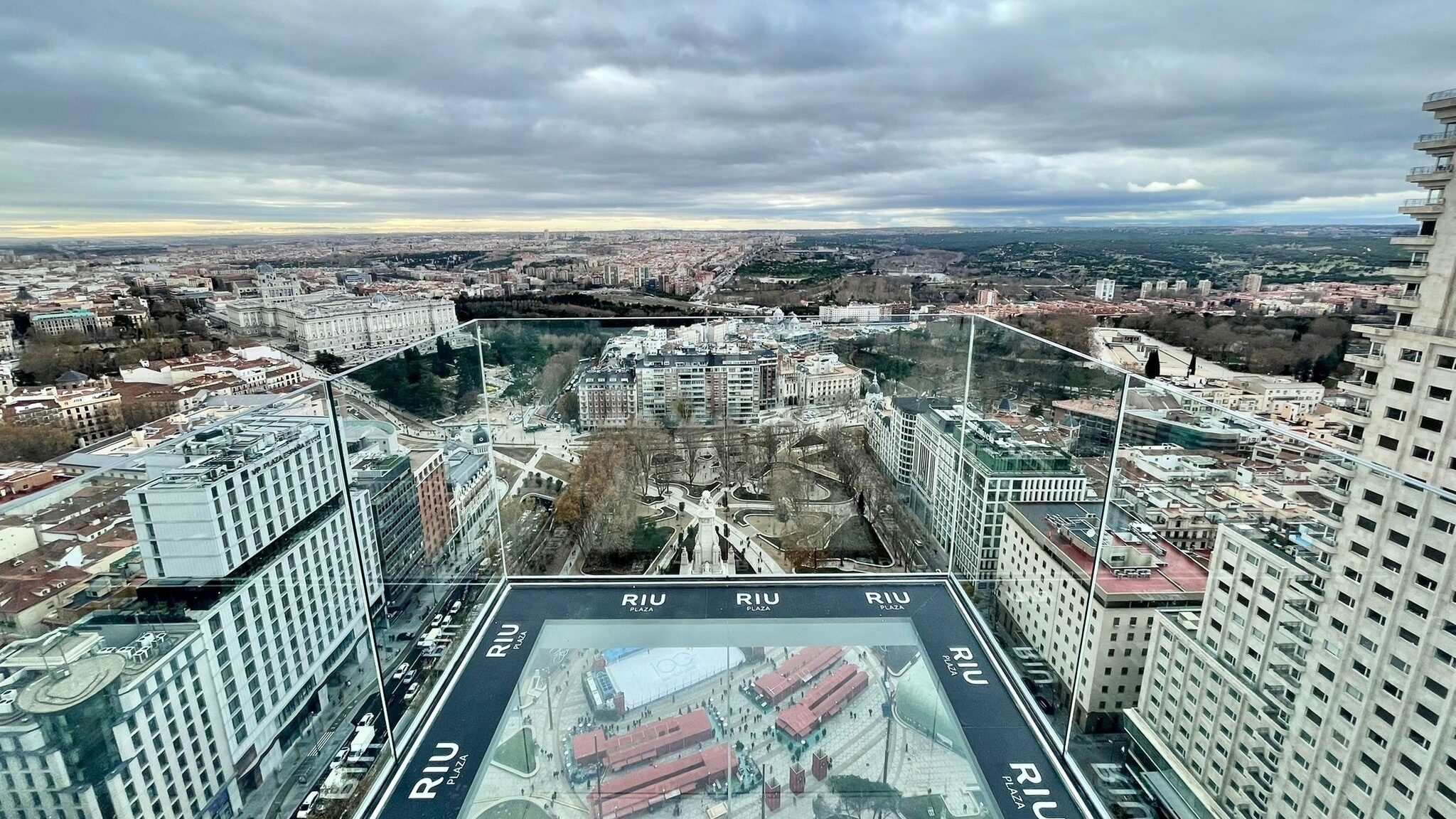 El Rooftop del hotel Riu Plaza España se reinventa con un nuevo balcón transparente y un gastrobar RIU (Foto de ARCHIVO) 16/12/2021