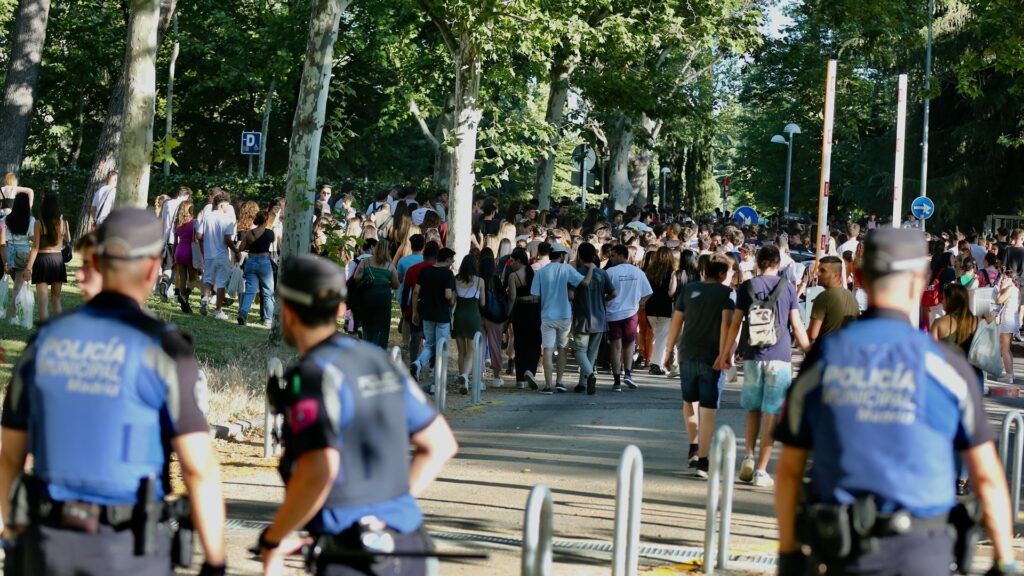 Macroquedadas y sobreconsumo: los excesos que 'burlan' la ley antibotellón de Madrid
