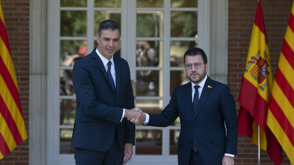 El presidente del Gobierno, Pedro Sánchez, y el de la Generalitat, Pere Aragonés, a su llegada a una reunión, en La Moncloa.