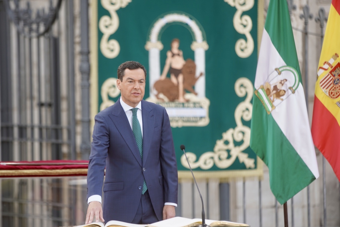 El presidente Juanma Moreno en el momento de jurar su cargo este sábado. Foto/ Europa Press