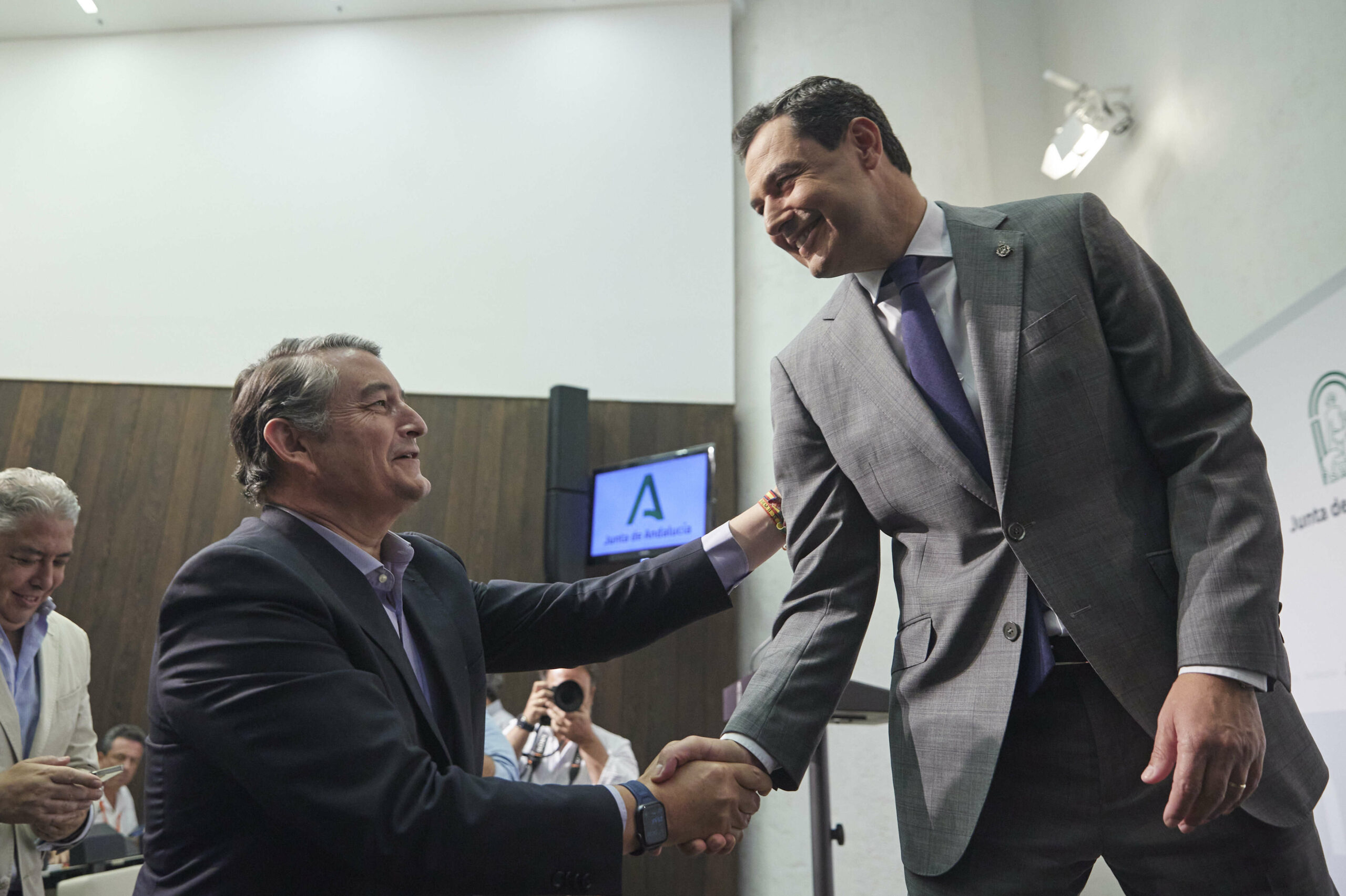El presidente de la Junta, Juanma Moreno, saluda a su nuevo consejero de Presidencia, Antonio Sanz, este lunes en San Telmo. Foto/ Europa Press