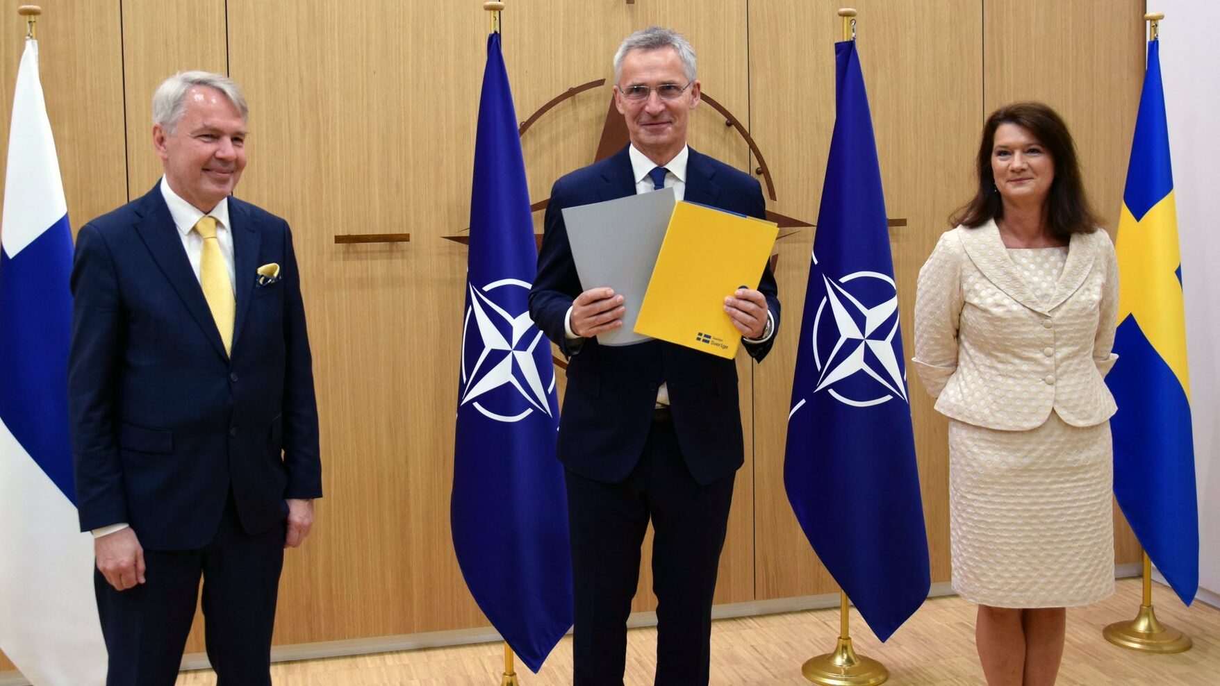 Los ministros de exteriores de Finlandia y Suecia firman la adhesión a la OTAN
