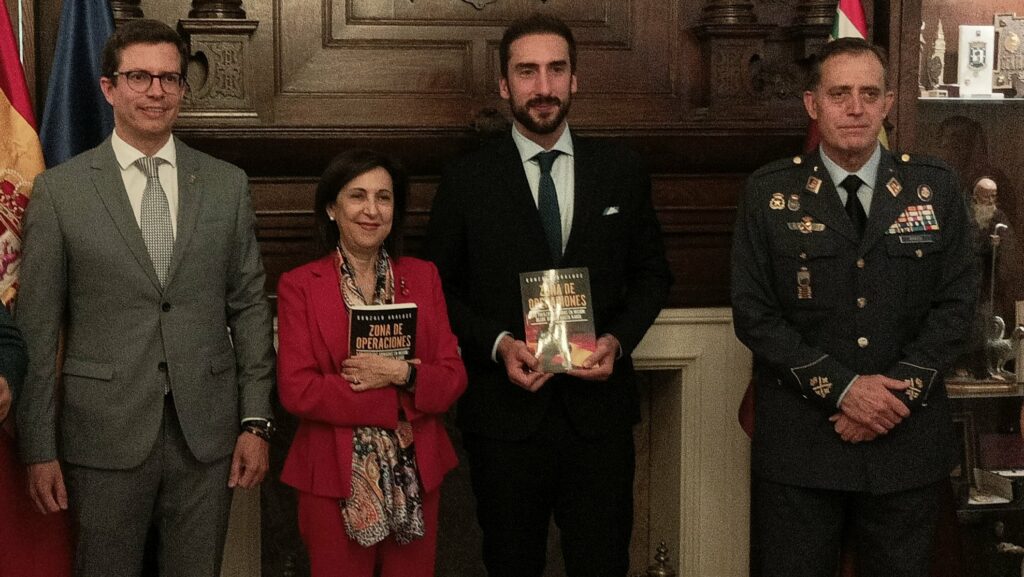 Gonzalo Araluce presenta su libro ‘Zona de operaciones’ junto a la ministra Margarita Robles