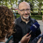 Francis Puig, hermano del presidente de la Generalitat valenciana, atiende a los periodistas