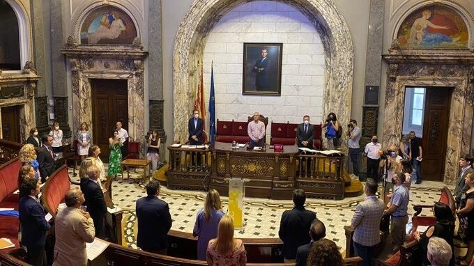 Imagen del inicio del pleno extraordinario de este miércoles en el Ayuntamiento de València con tres minutos de silencio por el 25 aniversario del secuestro y asesinato a manos de ETA de Miguel Ángel Blanco