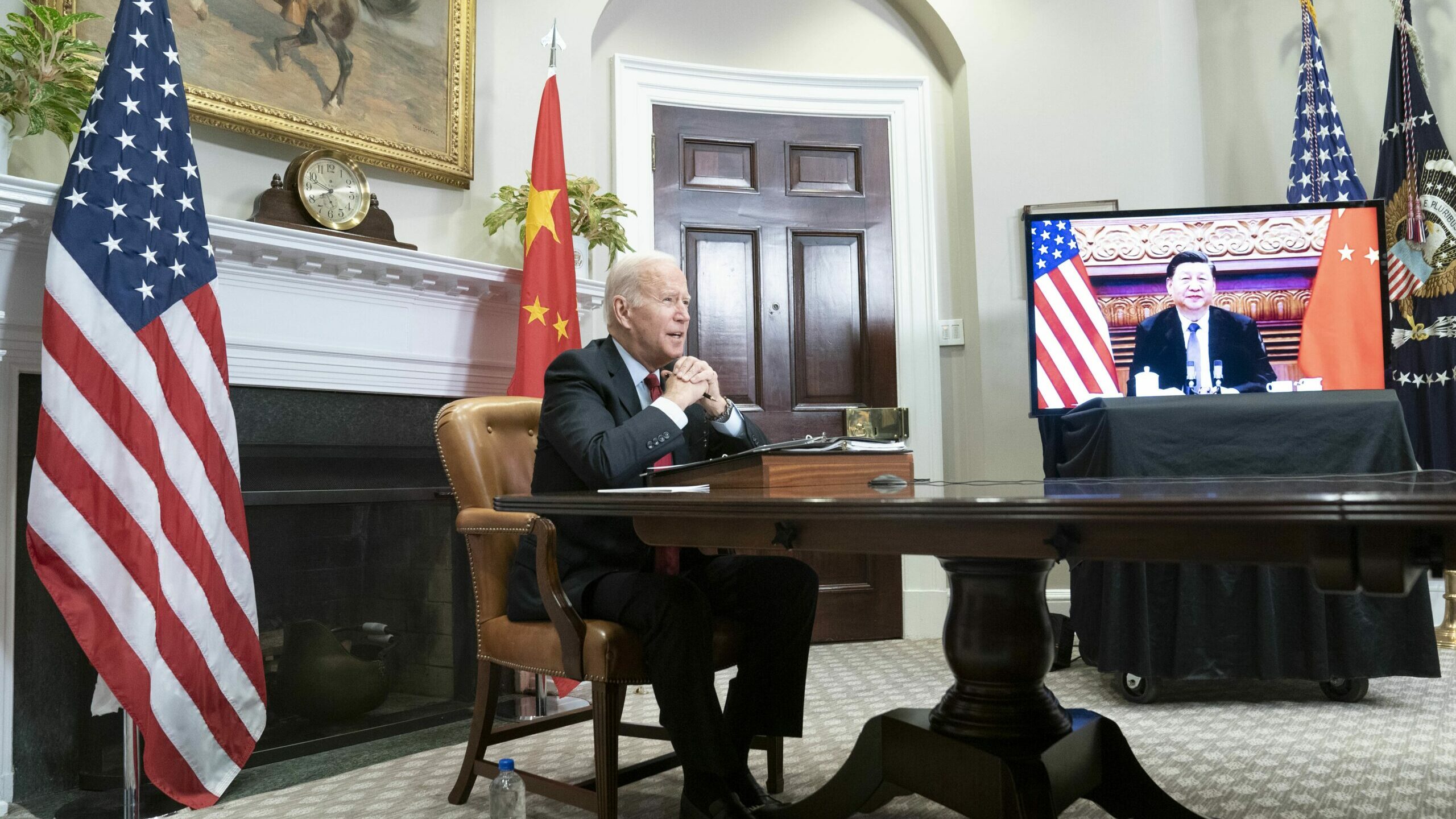 Joe Biden y Xi Jinping hablan en una conferencia