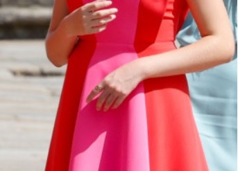 La princesa Leonor lleva un anillo en su mano izquierda