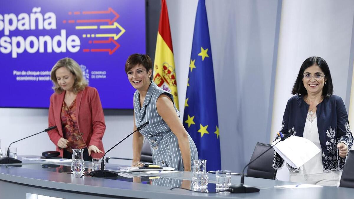 (I-D) La vicepresidenta primera, Nadia Calviño, la portavoz del Gobierno, Isabel Rodríguez, y la ministra de Sanidad, Carolina Darias, este martes en Moncloa.
