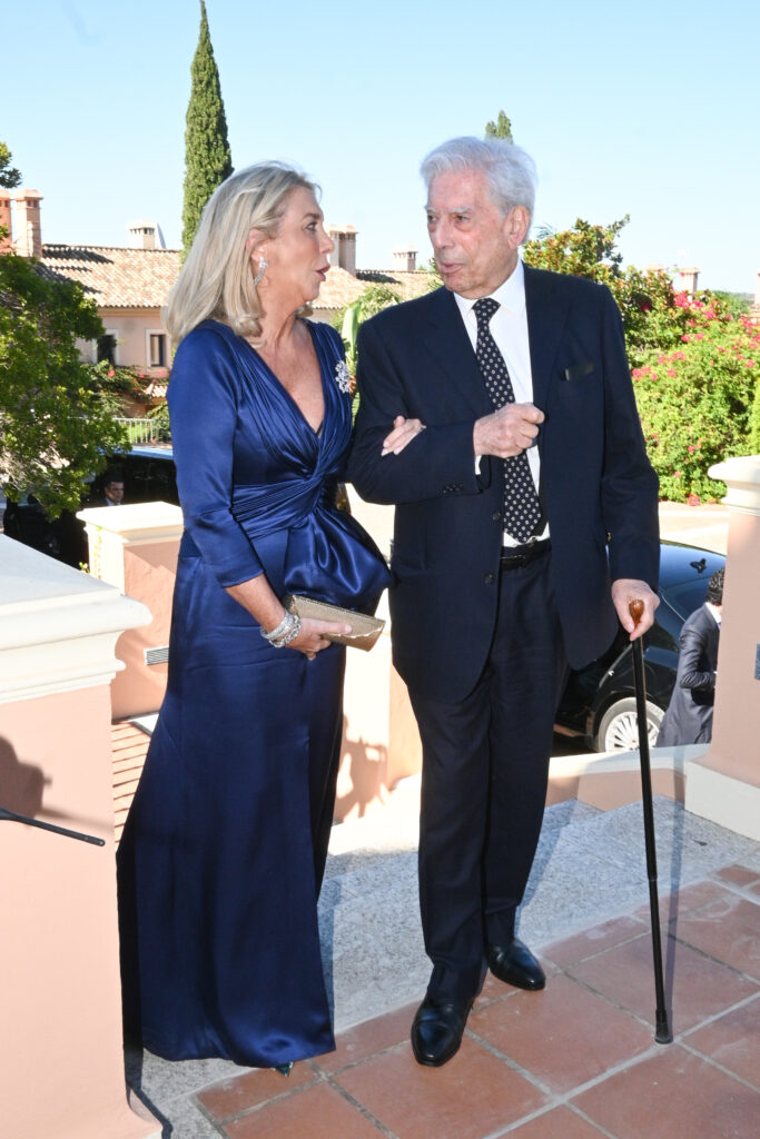 Mario Vargas Llosa entró con otra invitada a la iglesia
