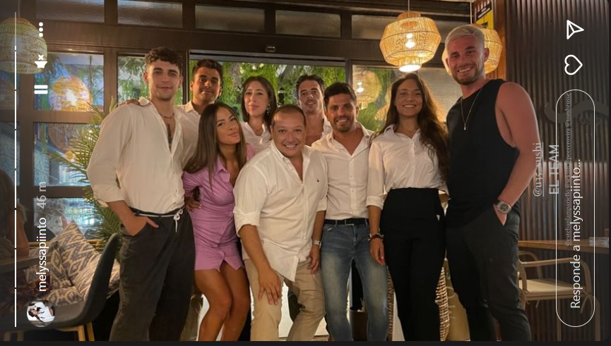Melyssa Pinto, con Tom Brusse y amigos, en un restaurante
