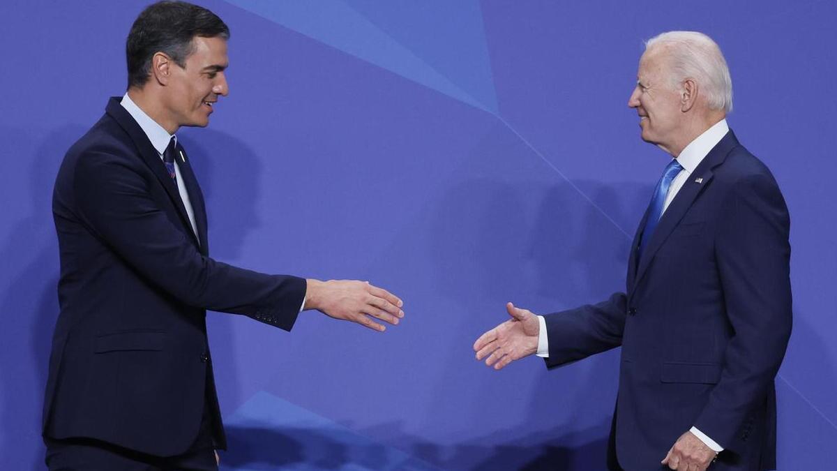 El presidente del Gobierno, Pedro Sánchez (i), saluda al presidente de Estados Unidos, Joe Biden, en la cumbre de la OTAN de Madrid.