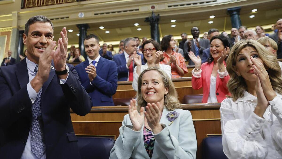 (I-D) El presidente del Gobierno, Pedro Sánchez, la ministra de Asuntos Económicos, Nadia Calviño, y la vicepresidenta segunda, Yolanda Díaz, este martes en el Congreso.