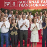 El núcleo duro del PSOE, con el secretario general, Pedro Sánchez, de blanco, este sábado.