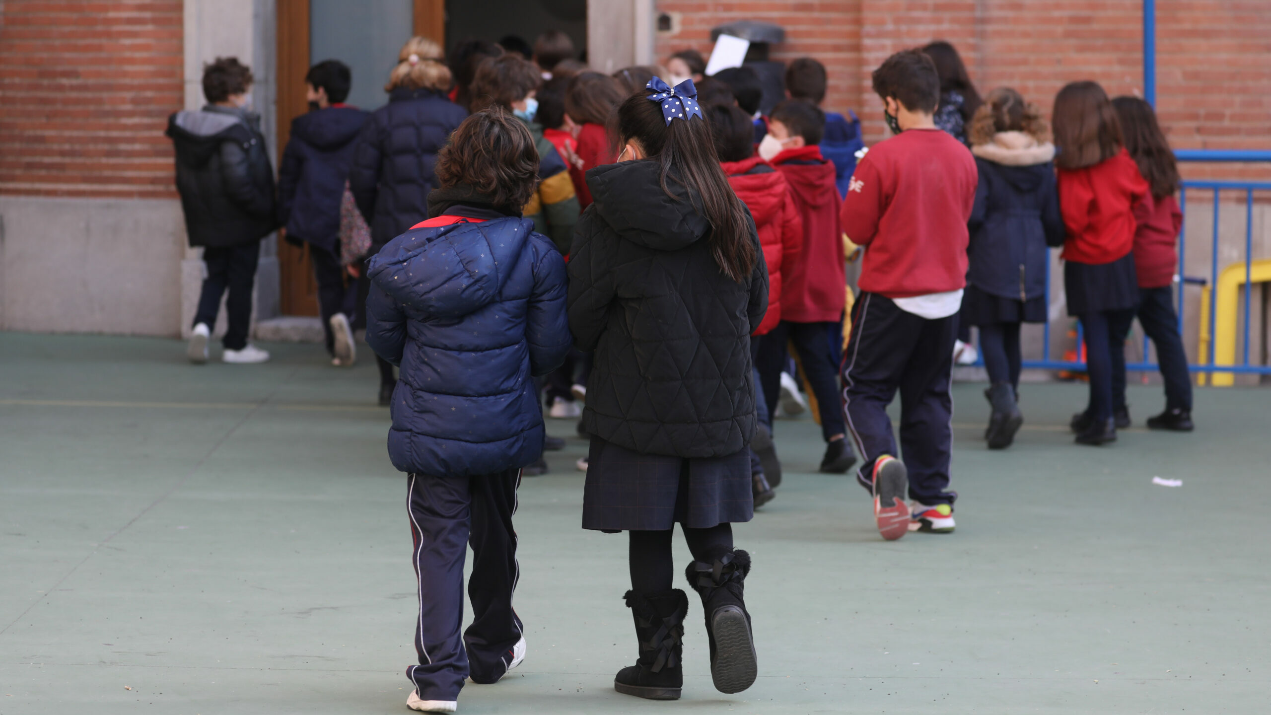 Un grupo de niños en el patio del colegio. Isabel Infantes / Europa Press