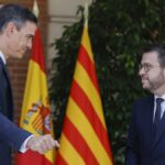 El presidente del Gobierno, Pedro Sánchez (i), y el presidente de la Generalitat de Cataluña, Pere Aragonès, este viernes, en Moncloa.