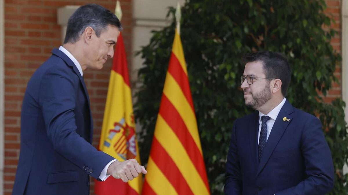 El presidente del Gobierno, Pedro Sánchez (i), y el presidente de la Generalitat de Cataluña, Pere Aragonès, este viernes, en Moncloa.