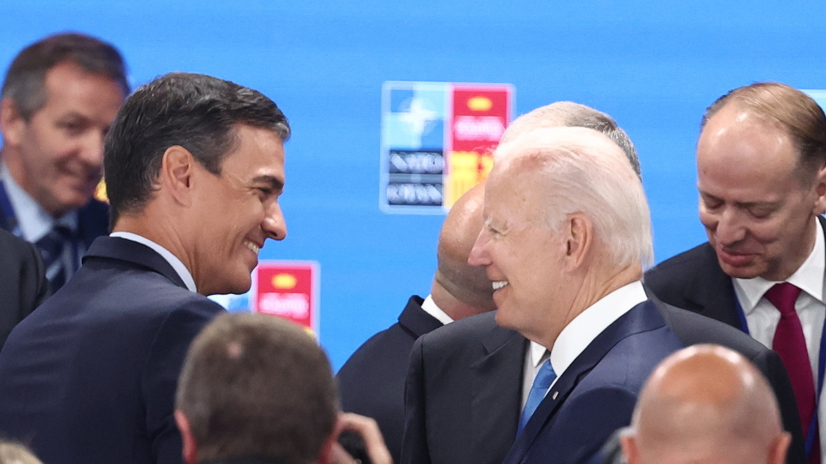 El presidente del Gobierno, Pedro Sánchez (i) y el presidente de Estados Unidos, Joe Biden (d), en Madrid durante la cumbre de la OTAN.