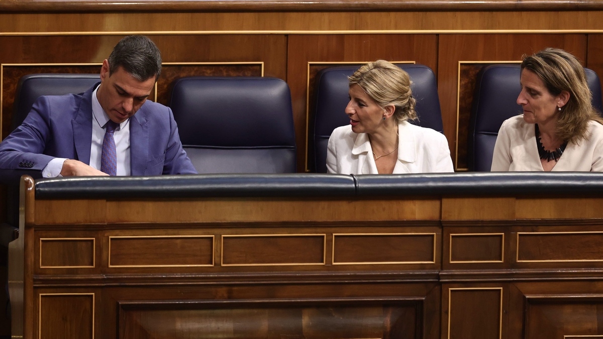 El presidente del Gobierno, Pedro Sánchez; la vicepresidenta segunda, Yolanda Díaz; y la vicepresidenta tercera, Teresa Ribera, en el Congreso de los Diputados, el pasado 8 de junio.