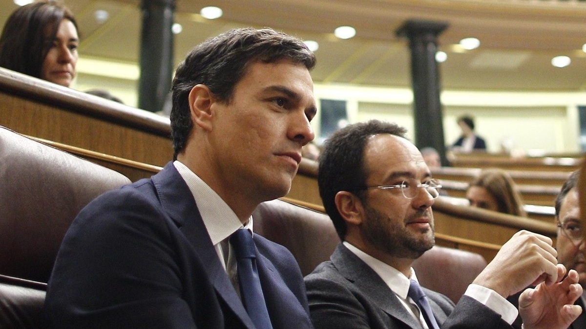 El presidente del Gobierno, Pedro Sánchez (i), junto al director adjunto de presidencia, Antonio Hernando, en el Congreso, en una imagen de archivo.