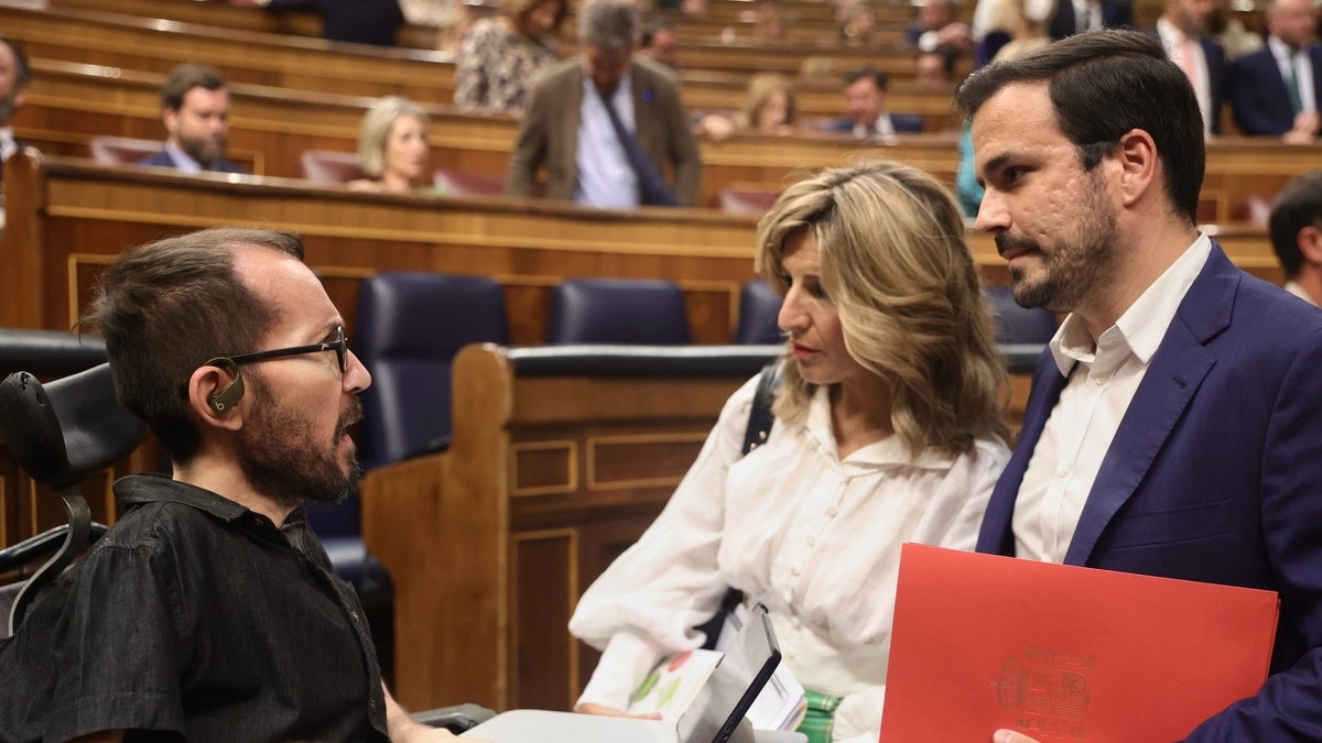 (I-D) El portavoz de Unidas Podemos en el Congreso, Pablo Echenique, conversa con la vicepresidenta segunda, Yolanda Díaz, y el ministro de Consumo, Alberto Garzón.
