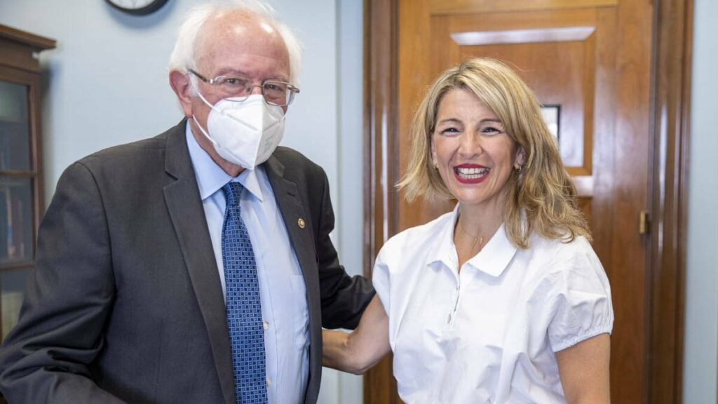 La vicepresidenta segunda del Gobierno, Yolanda Díaz, este miércoles, junto al senador demócrata Bernie Sanders, en Washington (EEUU).