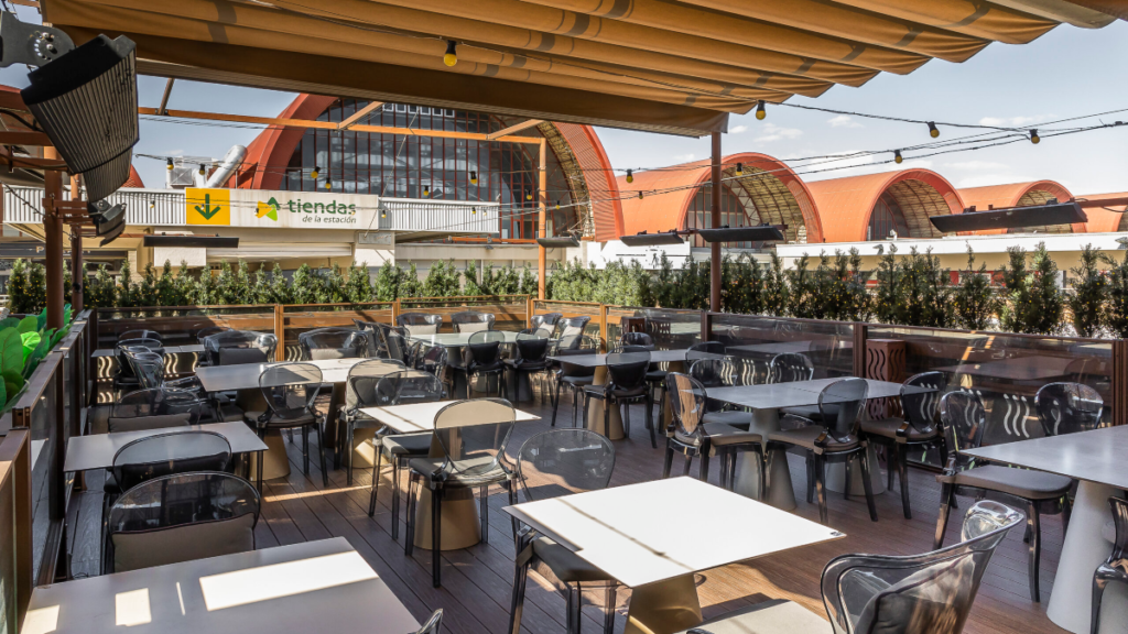 Zona de terraza Zielou, restaurante de Madrid