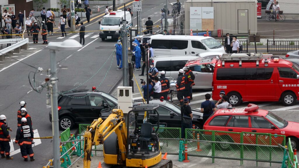 Las autoridades y sanitarios en el lugar donde se han producido los disparos al ex primer ministro de Japón