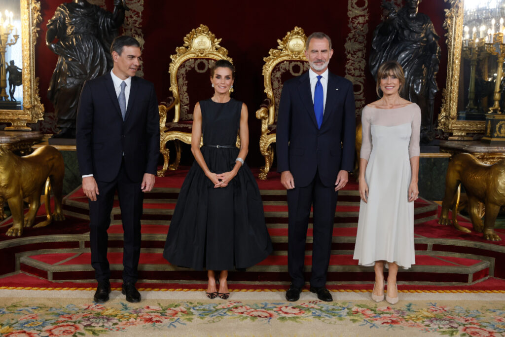Begoña Gómez y Pedro Sánchez en el Palacio Real con los reyes Felipe y Letizia.