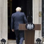 Sin pena ni gloria, Boris Johnson deja Downing Street entre protestas y críticas internas
