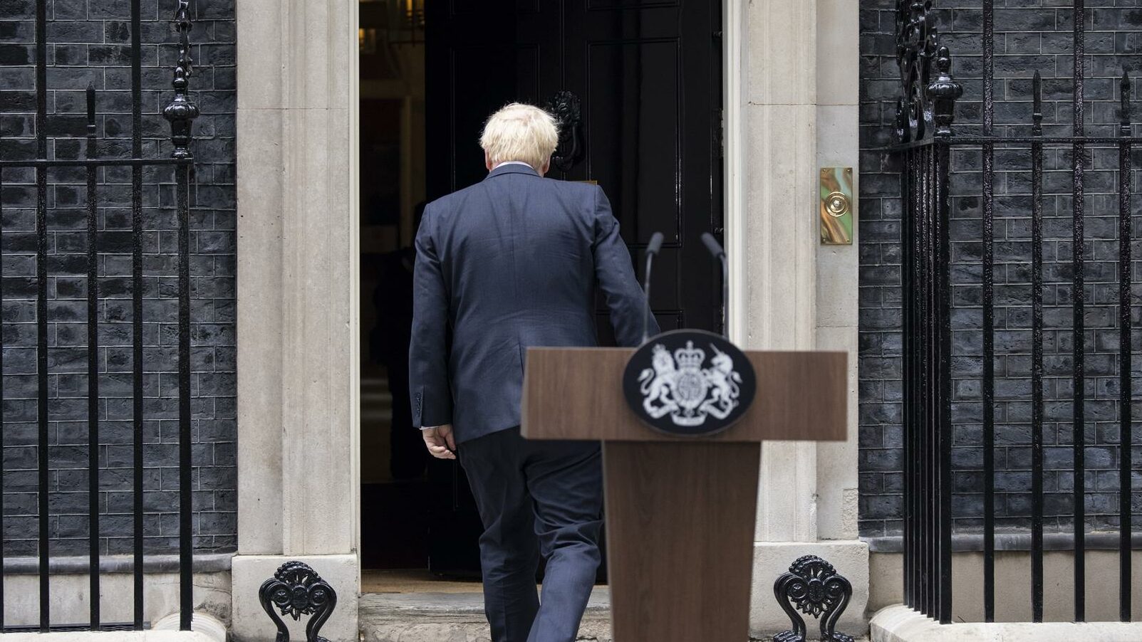 Sin pena ni gloria, Boris Johnson deja Downing Street entre protestas y críticas internas