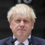 Boris Johnson anuncia que se retira