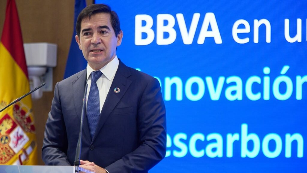 Carlos Torres (BBVA) ataca al impuesto de Sánchez a la Banca: 